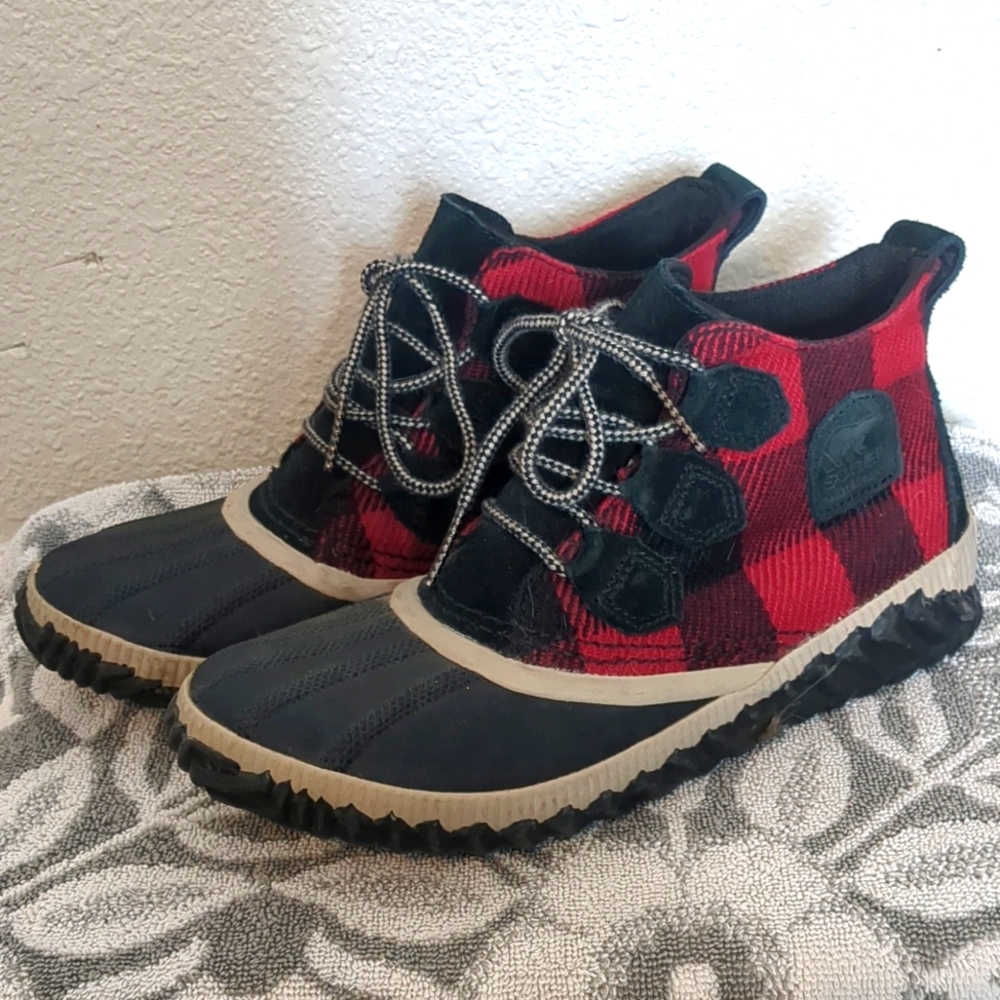Adorable Sorel duck boots worn once size 8 black and red check